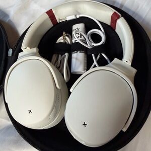 Skullcandy headphones. White with case, charger, directions.